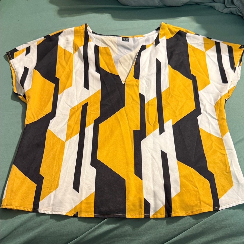 SHEIN Yellow and Black Geometric Short Sleeve Top